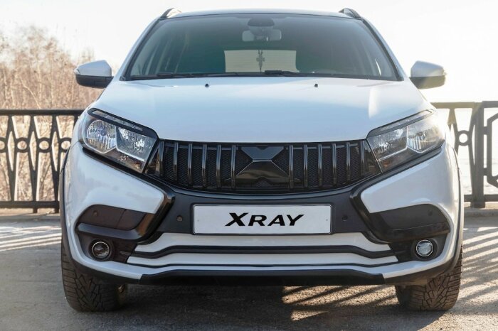 Решетка радиатора "X-style" Lada XRAY